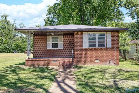 Photo of 1616 Chestnut Street, Decatur, AL 35601 (MLS # 21917100)