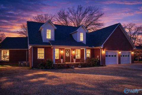 Homes For Sale - 2505 Meadowwood Circle<br/> Guntersville, AL 35976