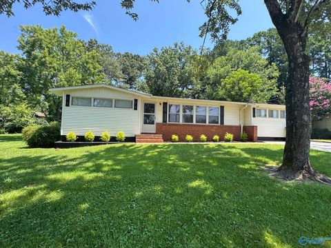Homes For Sale - 2617 Waltham Drive<br/> Huntsville, AL 35811