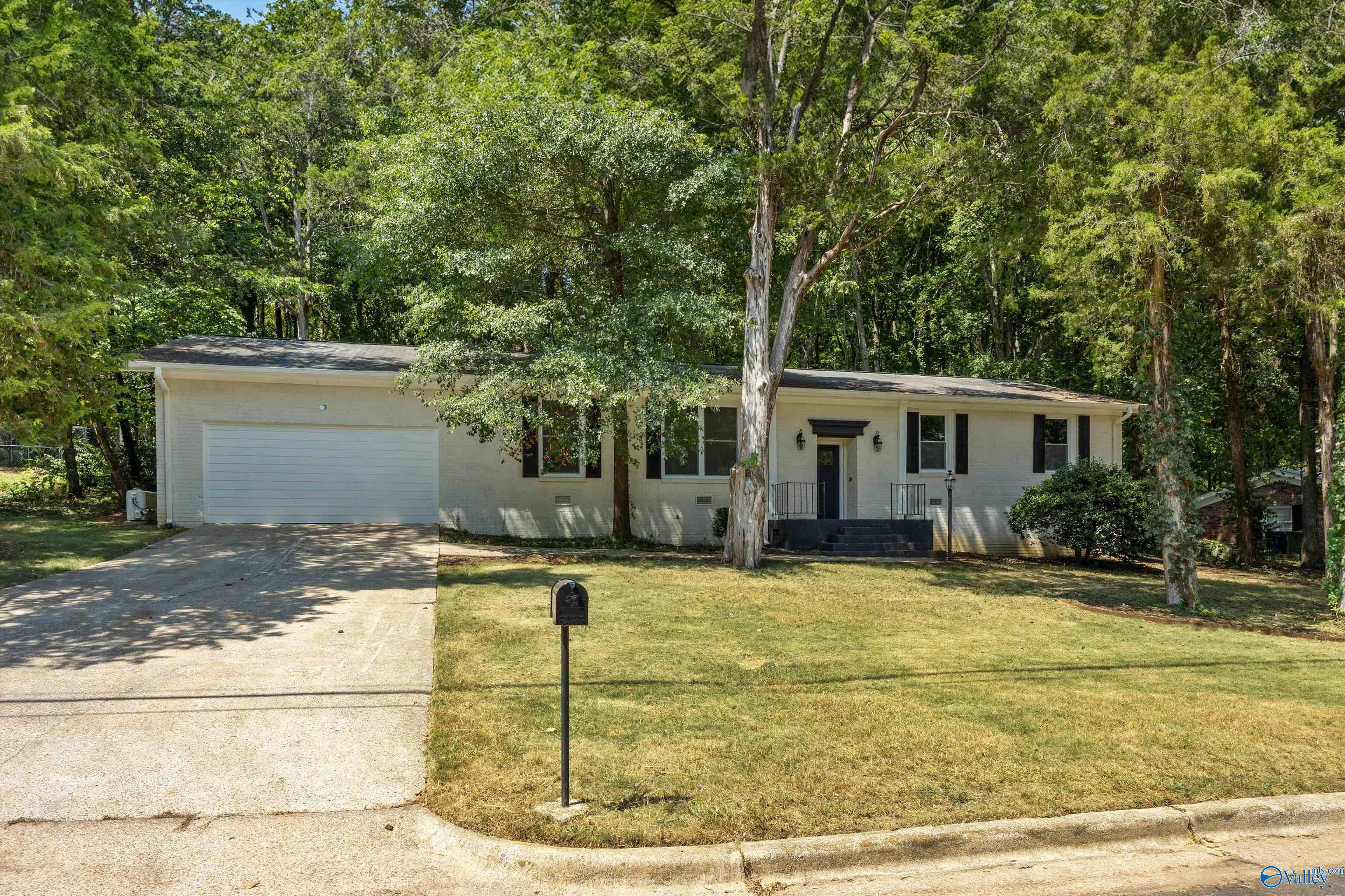 8724 Edgehill Drive, Huntsville, Alabama image 2