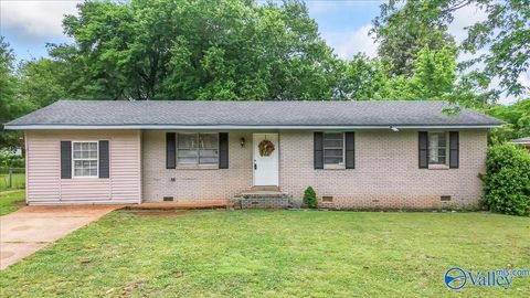 Photo of 2502 Redmont Road NW, Huntsville, AL 35810 (MLS # 21916891)