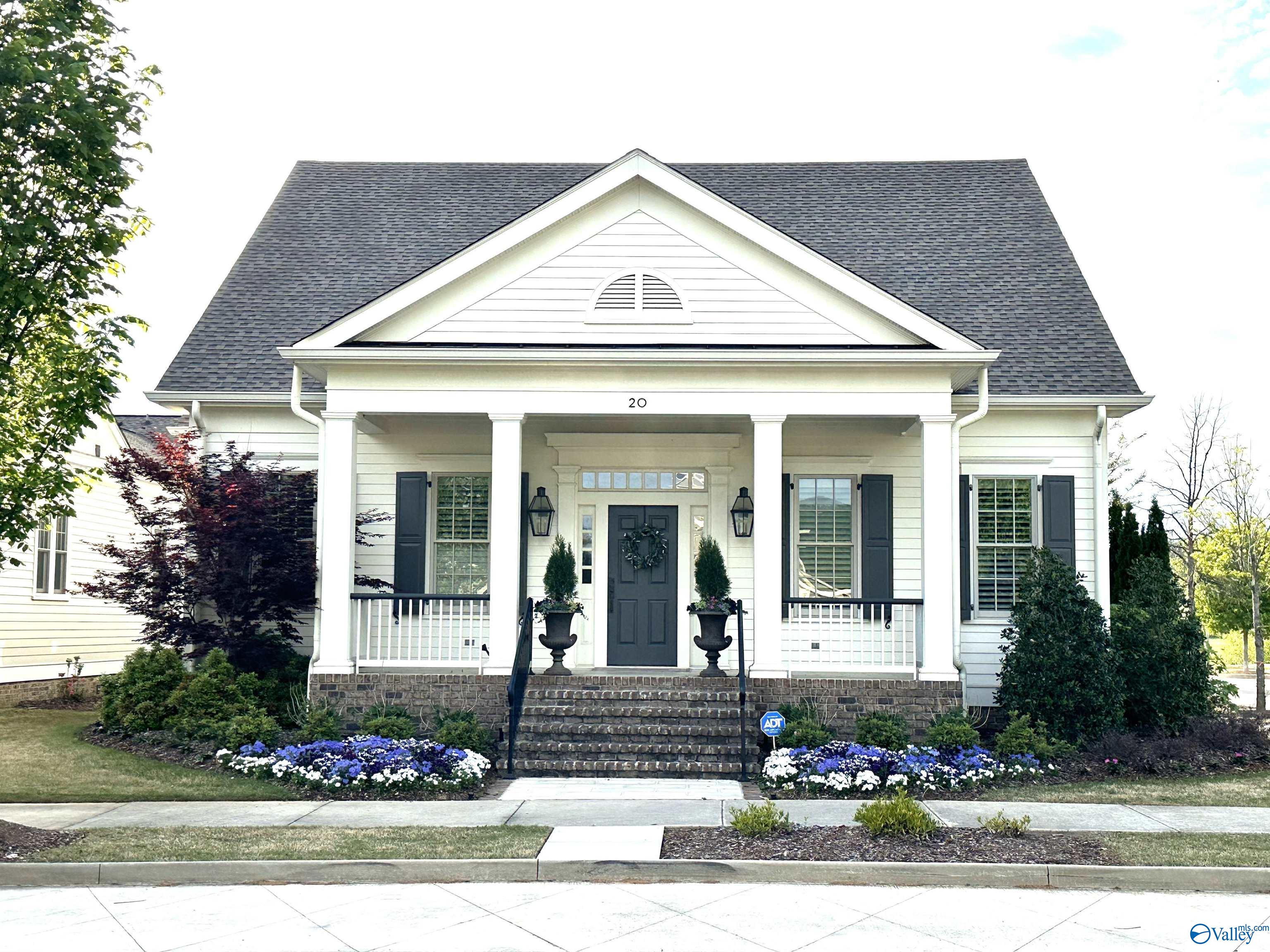 Huntsville, Alabama 35802, United States, 4 Bedrooms Bedrooms, ,4 BathroomsBathrooms,Residential,Active,90115