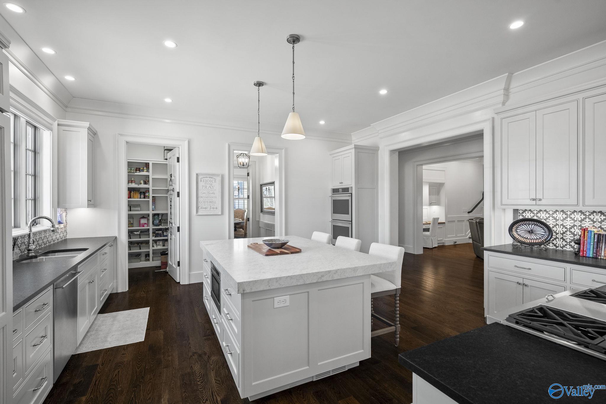 Huntsville, Alabama 35802, United States, 4 Bedrooms Bedrooms, ,4 BathroomsBathrooms,Residential,Active,90115