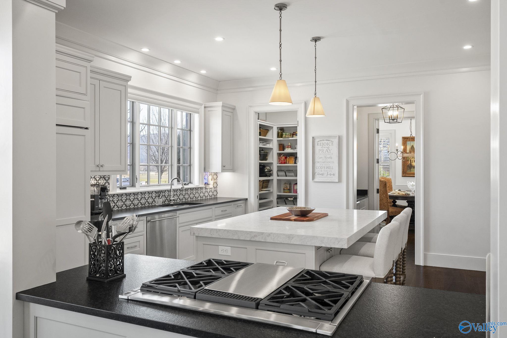 Huntsville, Alabama 35802, United States, 4 Bedrooms Bedrooms, ,4 BathroomsBathrooms,Residential,Active,90115