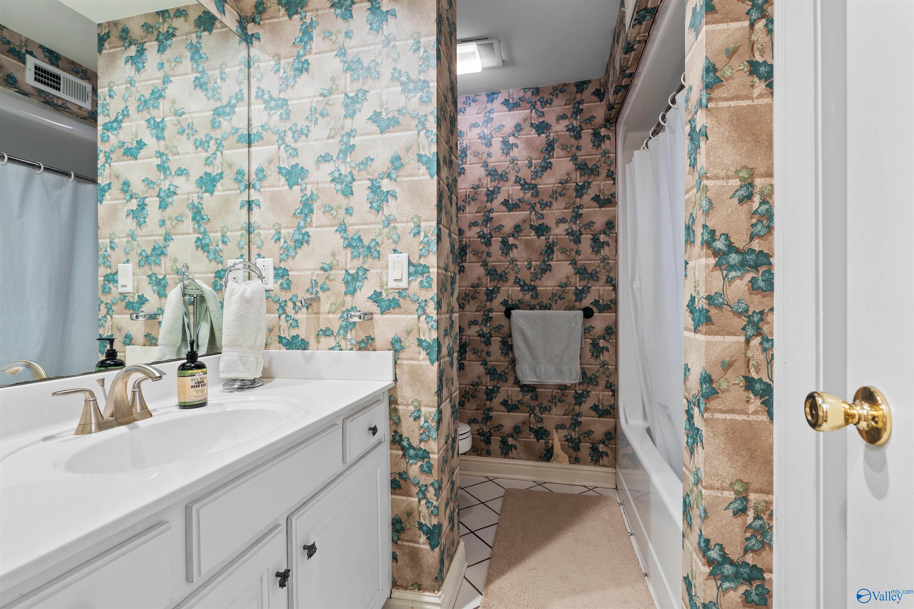 Scottsboro, Alabama 35769, United States, 5 Bedrooms Bedrooms, ,4 BathroomsBathrooms,Residential,Active,251496