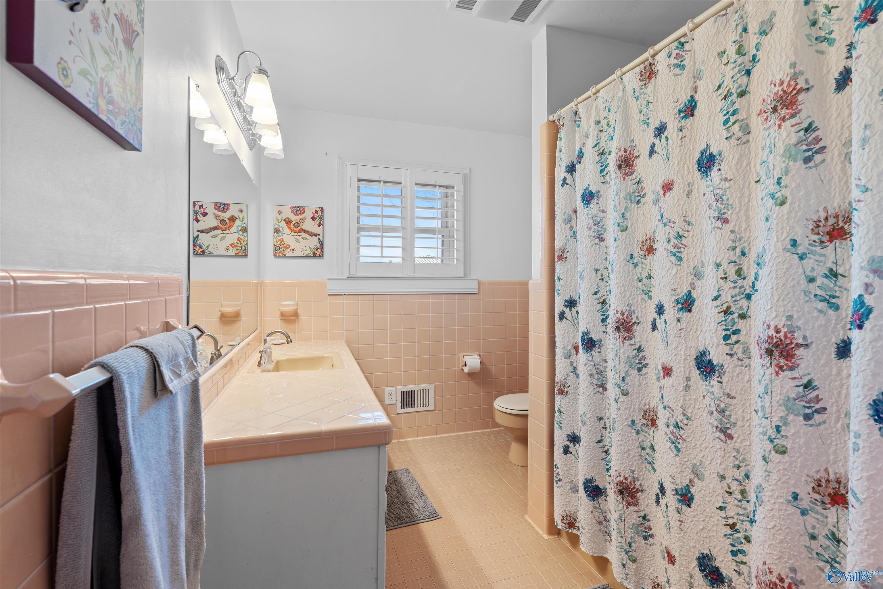 Scottsboro, Alabama 35769, United States, 5 Bedrooms Bedrooms, ,4 BathroomsBathrooms,Residential,Active,251496