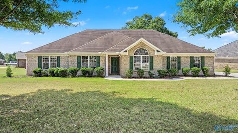 Homes For Sale - 21526 Silver Oaks Circle<br/> Athens, AL 35613