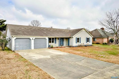 Photo of 2204 Duncansby Drive, Decatur, AL 35603 (MLS # 21912667)