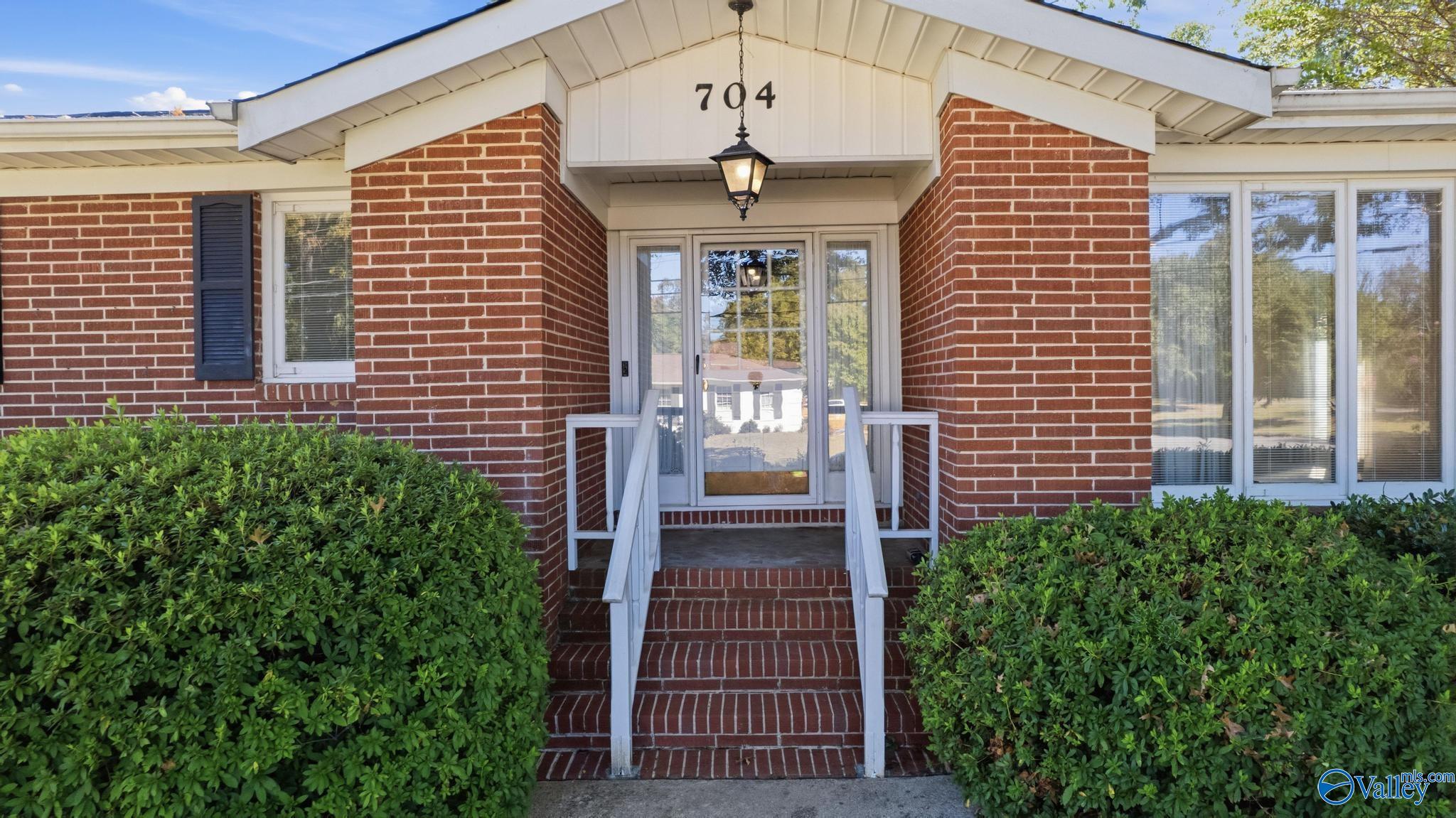 704 Mira Vista Drive SE