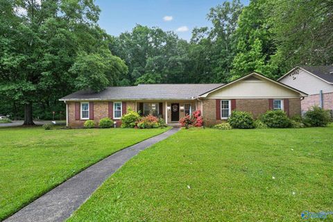 Photo of 2101 Galahad Drive SW, Decatur, AL 35603 (MLS # 21919501)