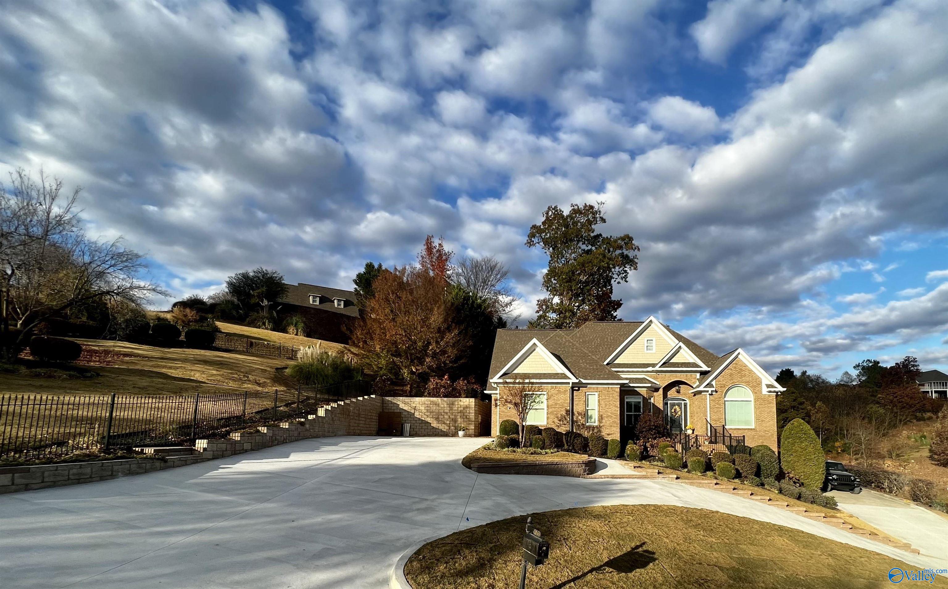 1086 Heritage Drive, Guntersville, Alabama image 1