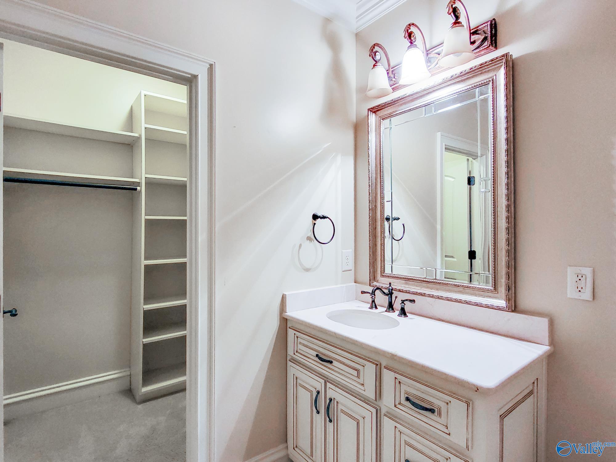 Huntsville, Alabama 35802, United States, 4 Bedrooms Bedrooms, ,4 BathroomsBathrooms,Residential,Active,67581