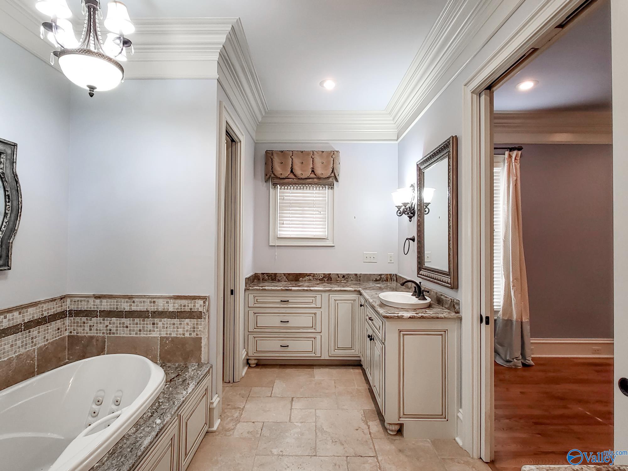 Huntsville, Alabama 35802, United States, 4 Bedrooms Bedrooms, ,4 BathroomsBathrooms,Residential,Active,67581