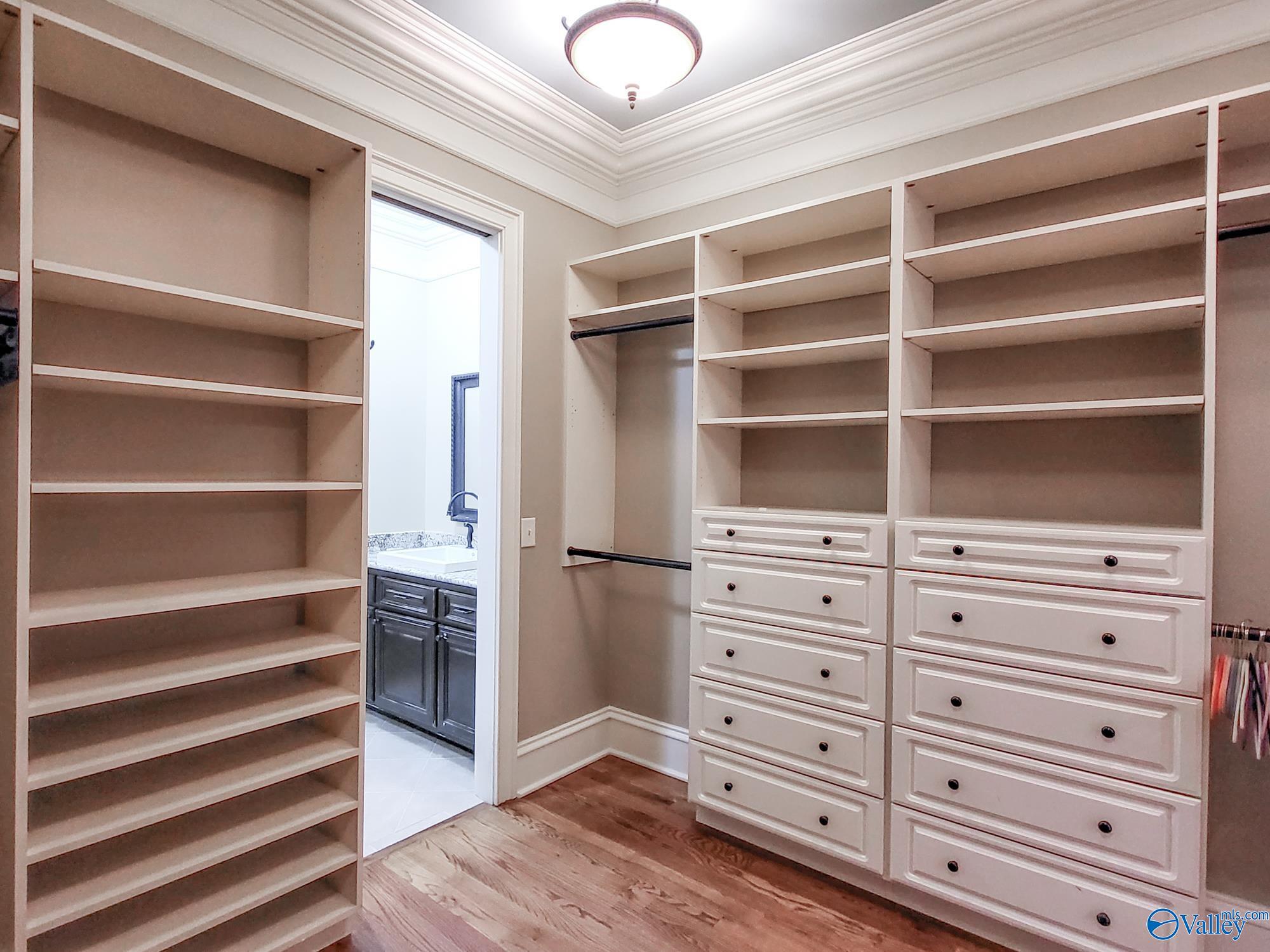 Huntsville, Alabama 35802, United States, 4 Bedrooms Bedrooms, ,4 BathroomsBathrooms,Residential,Active,67581