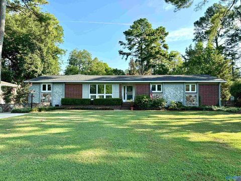 Homes For Sale - 2410 Crestview Drive<br/> Decatur, AL 35601