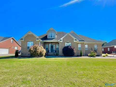 Homes For Sale - 228 Twin Lakes Drive<br/> New Market, AL 35761