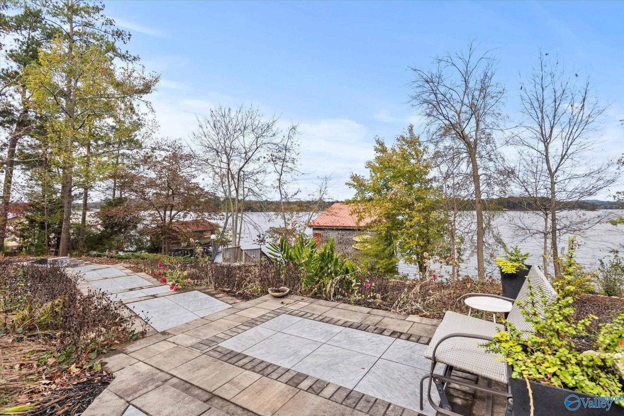 3156 Lakeshore Drive