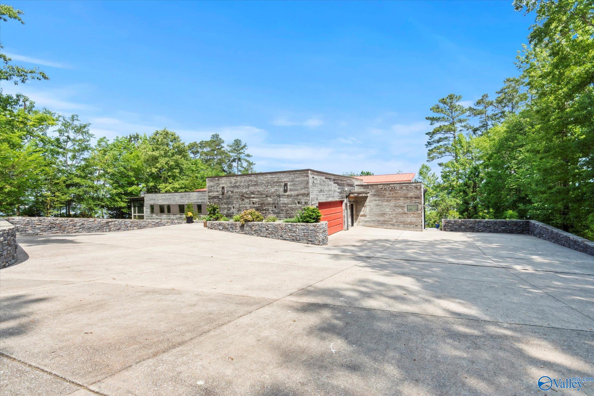 3156 Lakeshore Drive