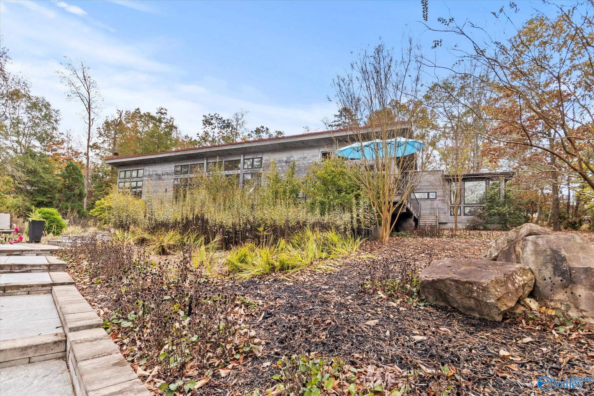 3156 Lakeshore Drive