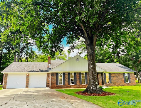 Homes For Sale - 1600 Kenwood Court<br/> Decatur, AL 35601