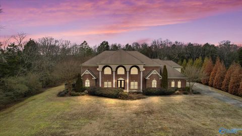Photo of 3725 Woodtrail, Decatur, AL 35603 (MLS # 21912661)
