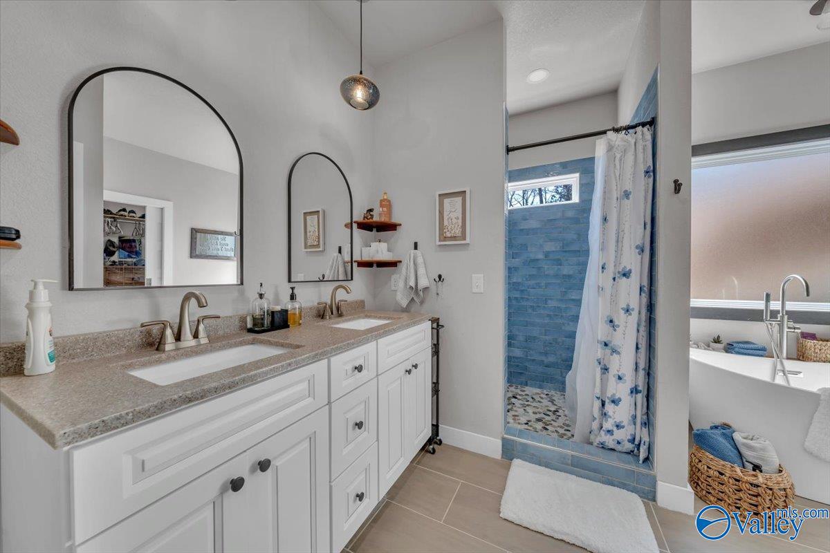 Scottsboro, Alabama, 35769, United States, 5 Bedrooms Bedrooms, ,7 BathroomsBathrooms,Residential,Active,2023896