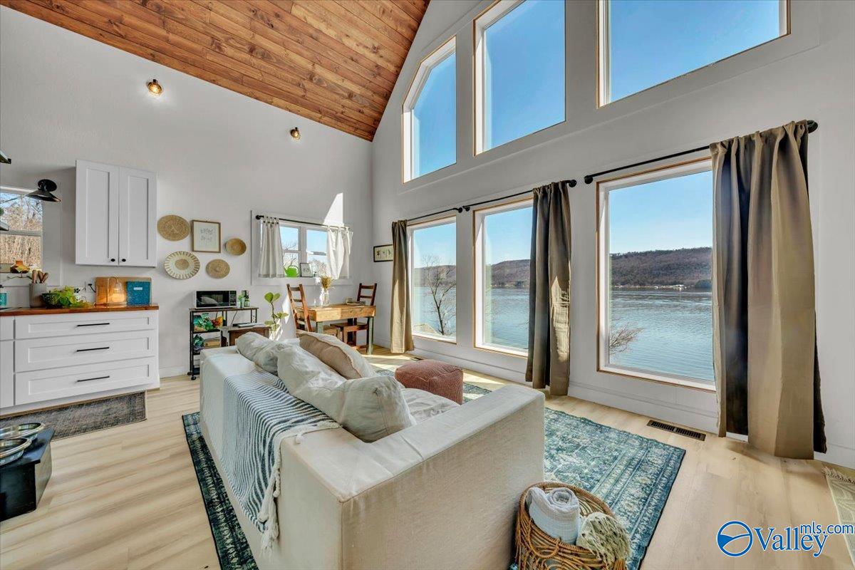 Scottsboro, Alabama, 35769, United States, 5 Bedrooms Bedrooms, ,7 BathroomsBathrooms,Residential,Active,2023896