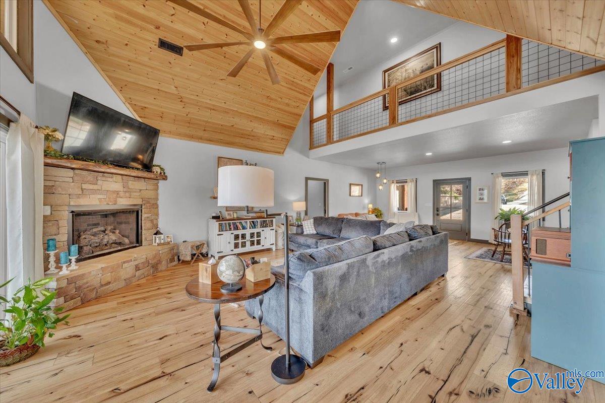 Scottsboro, Alabama, 35769, United States, 5 Bedrooms Bedrooms, ,7 BathroomsBathrooms,Residential,Active,2023896