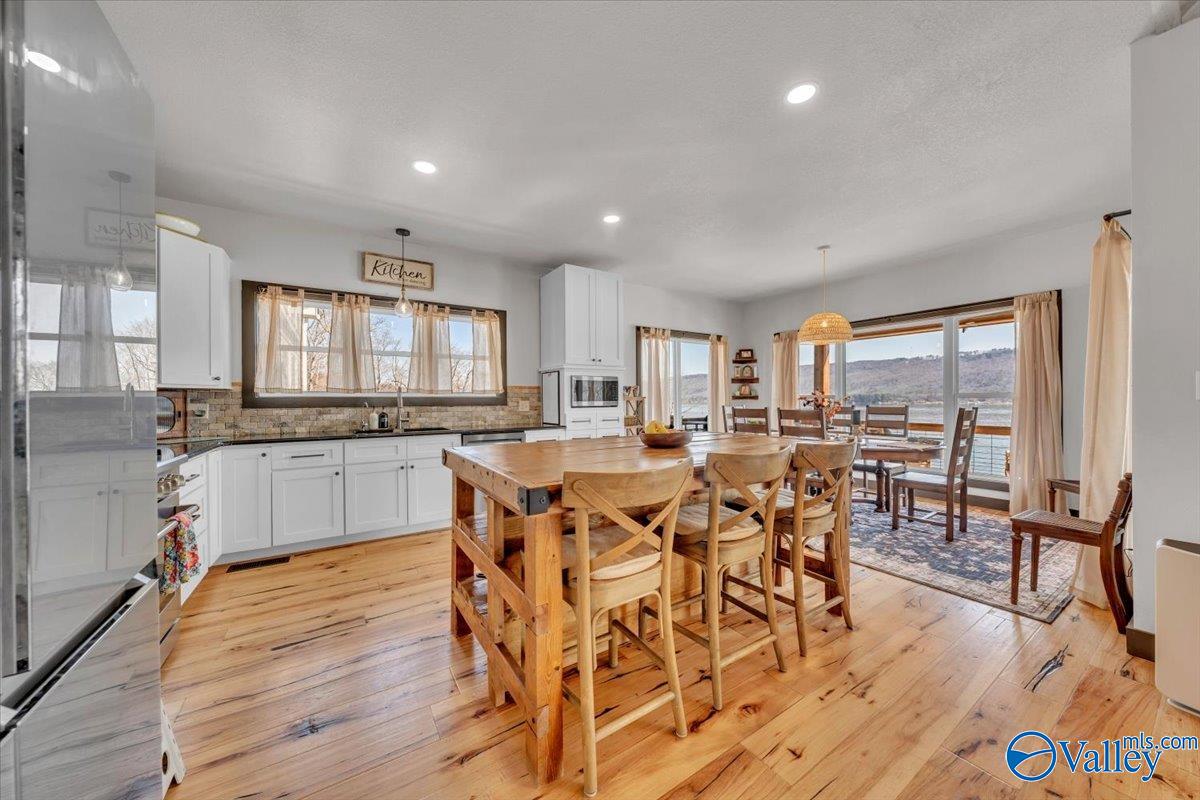 Scottsboro, Alabama, 35769, United States, 5 Bedrooms Bedrooms, ,7 BathroomsBathrooms,Residential,Active,2023896