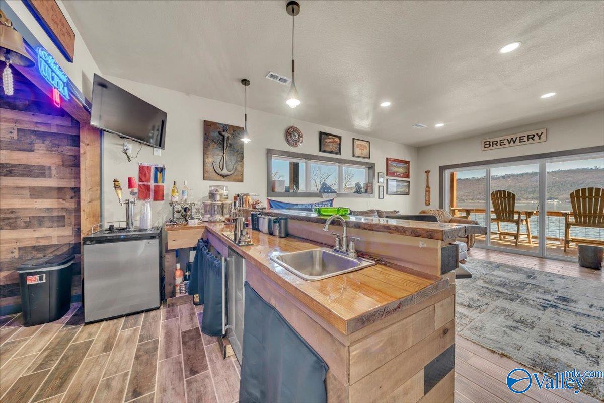 Scottsboro, Alabama, 35769, United States, 5 Bedrooms Bedrooms, ,7 BathroomsBathrooms,Residential,Active,2023896