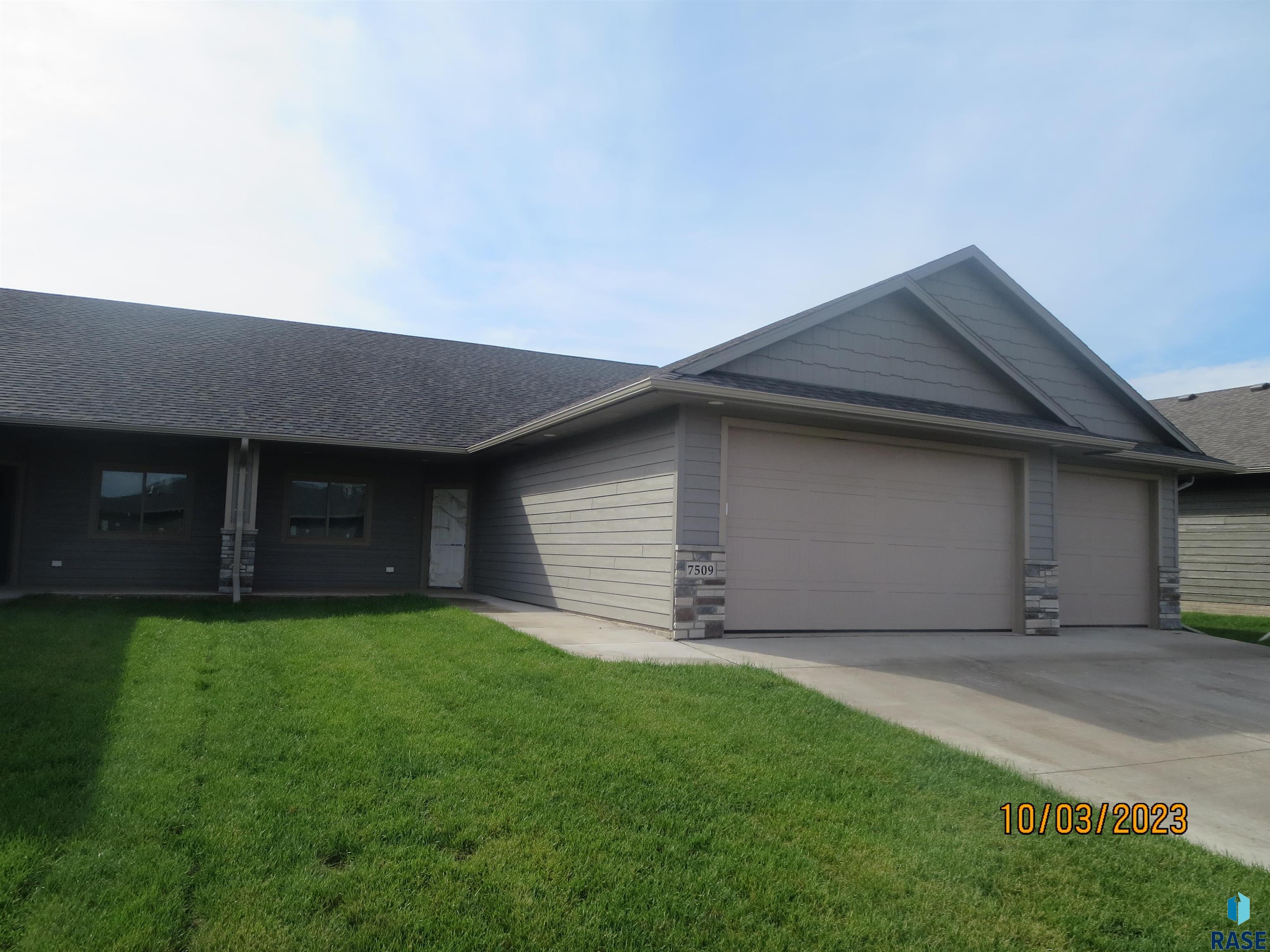 7509 W Flowerfield Pl Place, Sioux Falls, South Dakota image 1