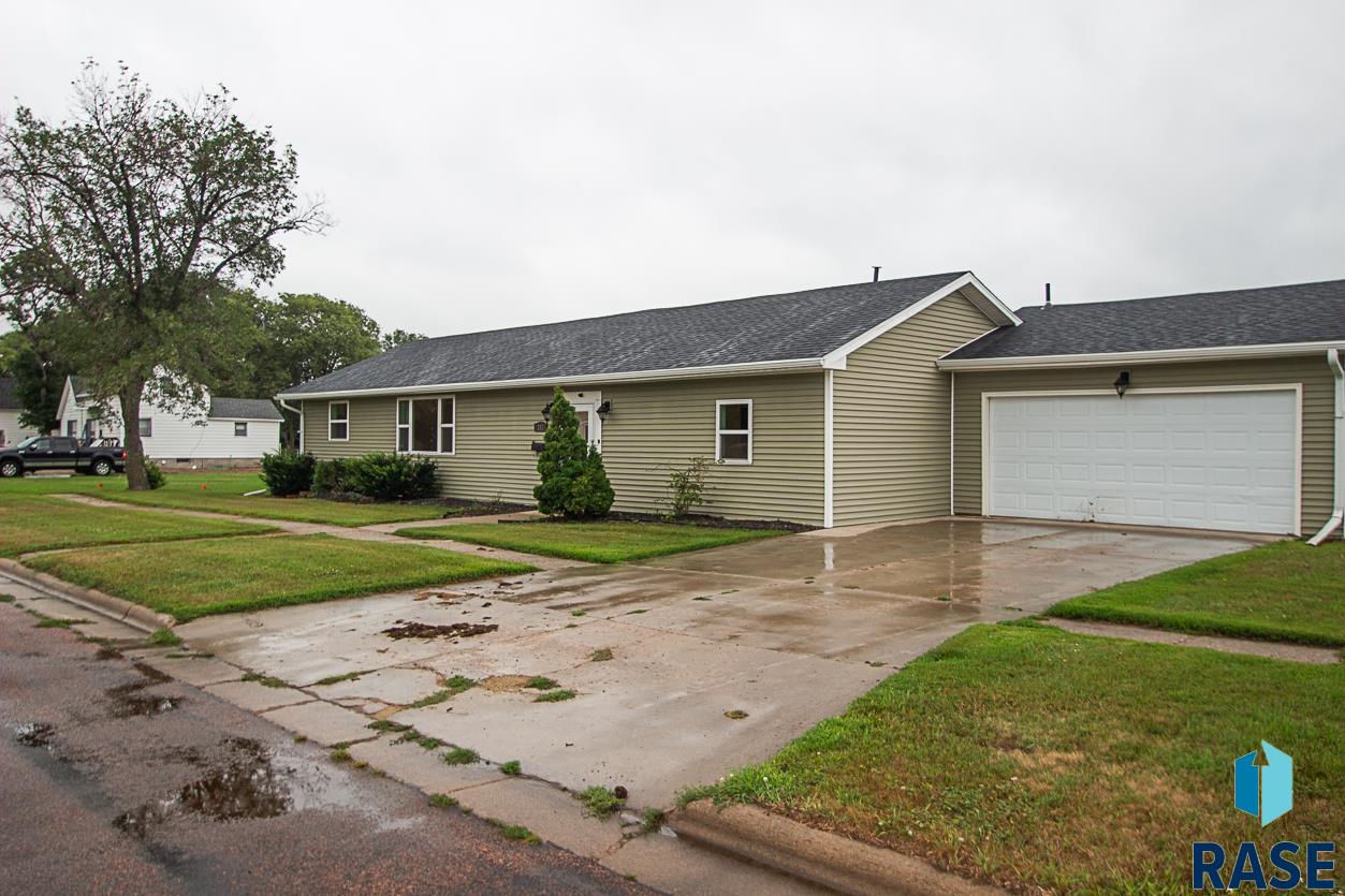 717 SW 2nd St Street, Madison, South Dakota image 1