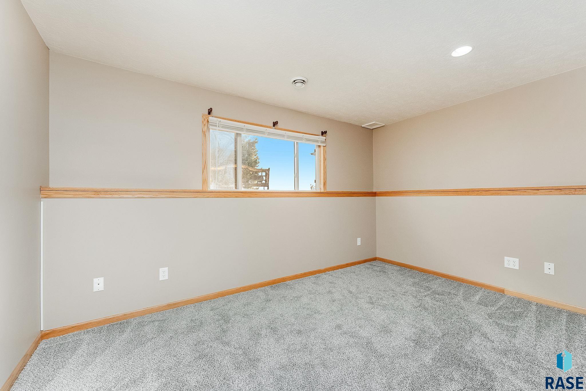 Sioux Falls, South Dakota 57104, United States, 4 Bedrooms Bedrooms, ,3 BathroomsBathrooms,Residential,Active,78007