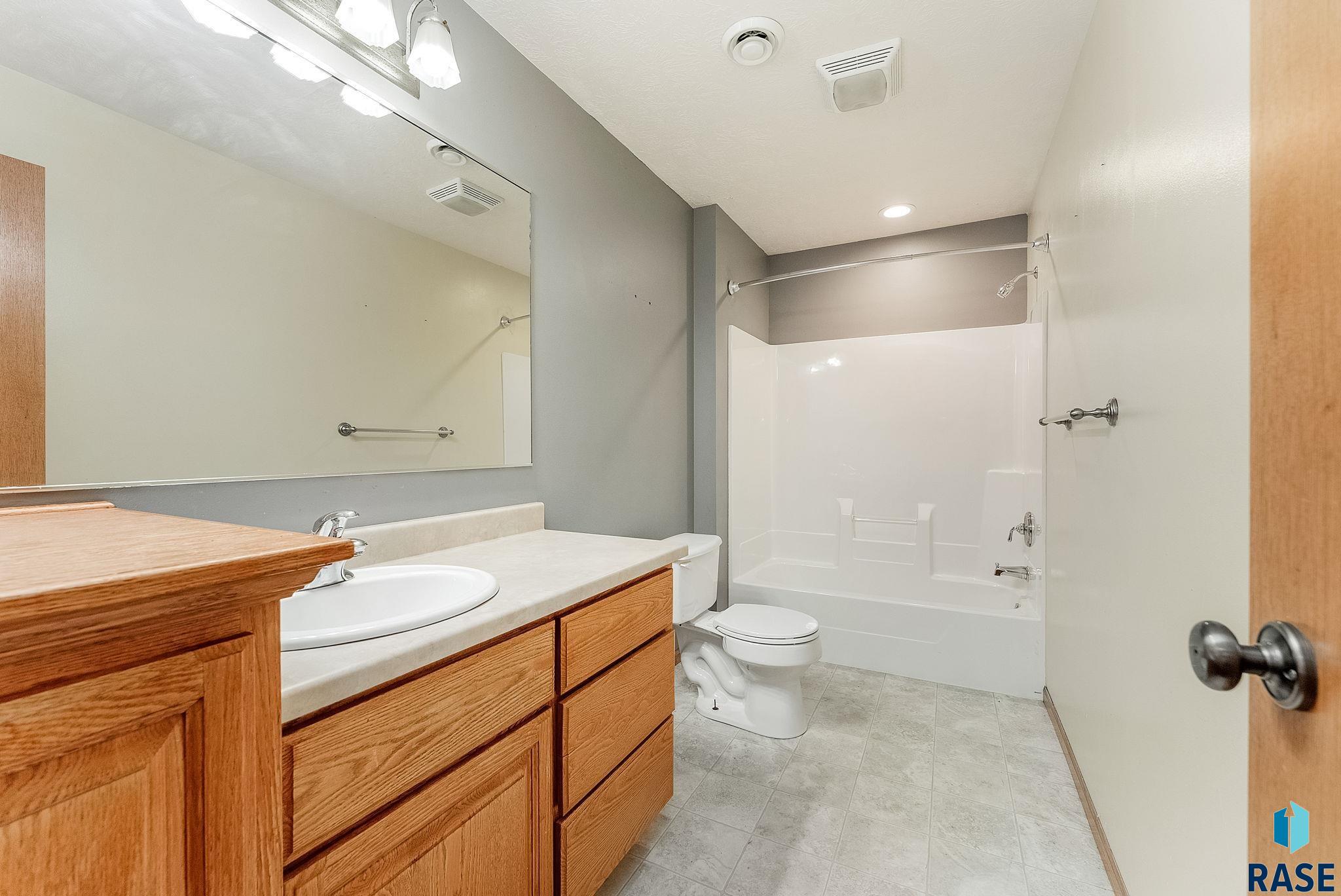 Sioux Falls, South Dakota 57104, United States, 4 Bedrooms Bedrooms, ,3 BathroomsBathrooms,Residential,Active,78007