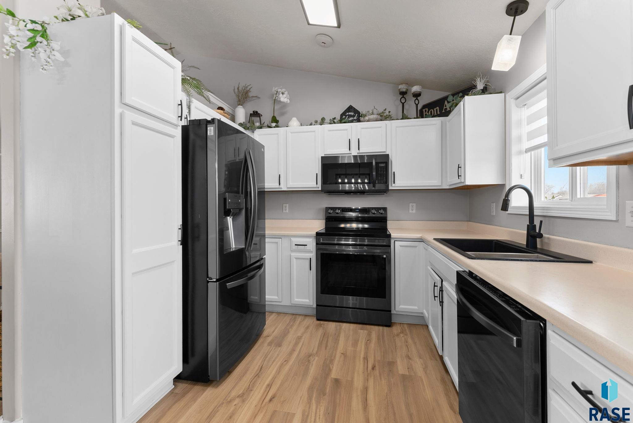 Sioux Falls, South Dakota 57106, United States, 3 Bedrooms Bedrooms, ,2 BathroomsBathrooms,Residential,Active,95747