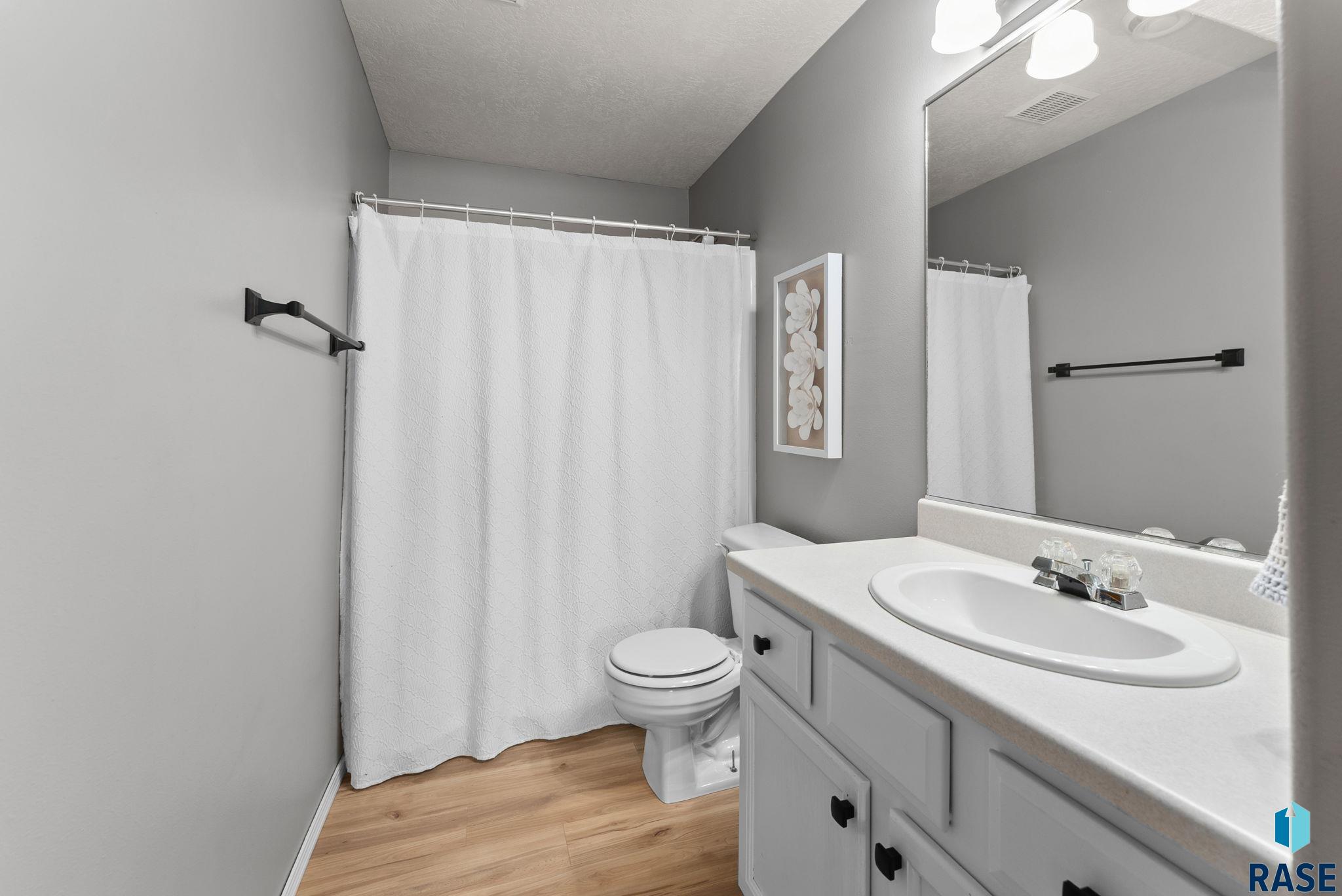 Sioux Falls, South Dakota 57106, United States, 3 Bedrooms Bedrooms, ,2 BathroomsBathrooms,Residential,Active,95747