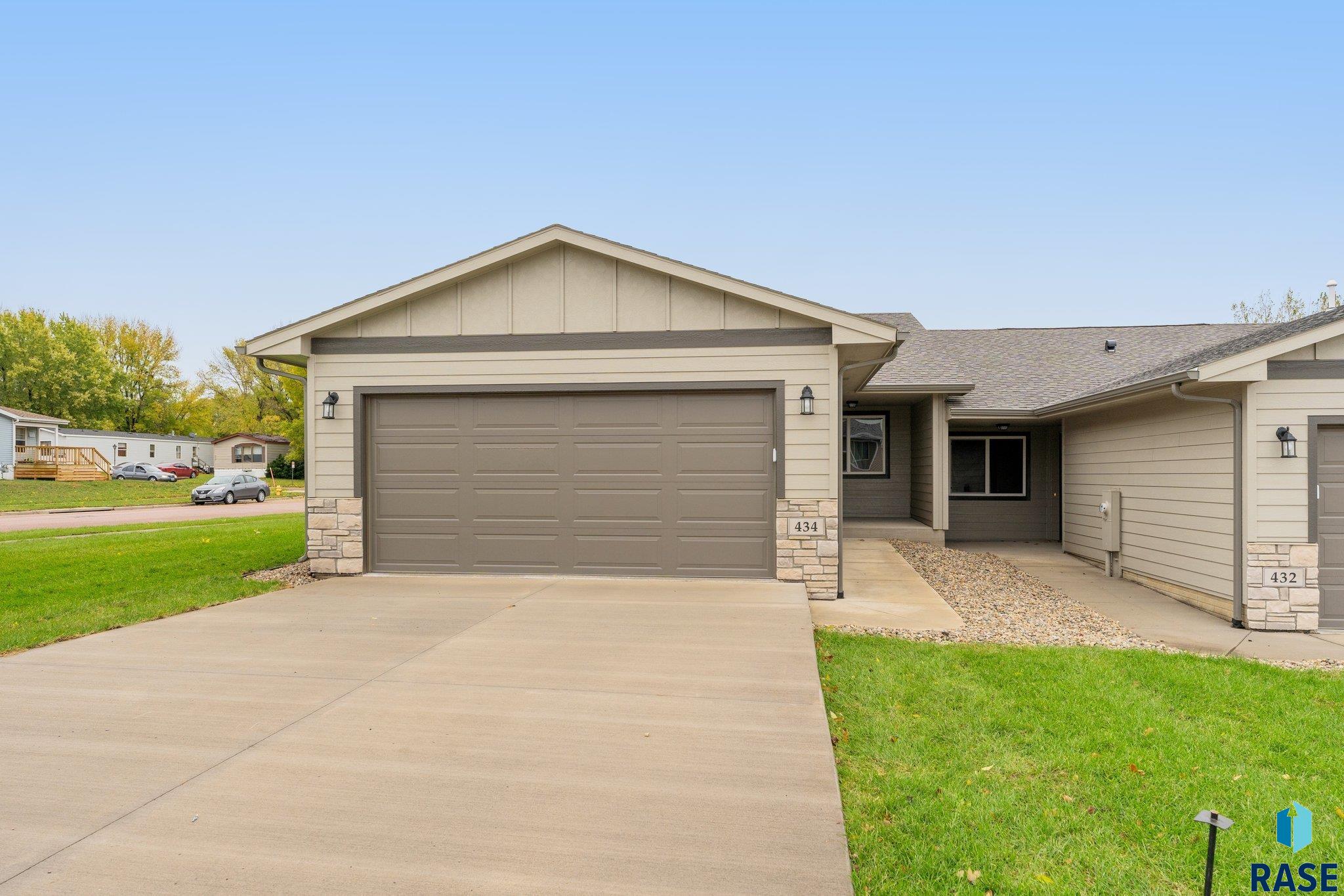 6413 W 6th Pl Place, Sioux Falls, South Dakota image 1