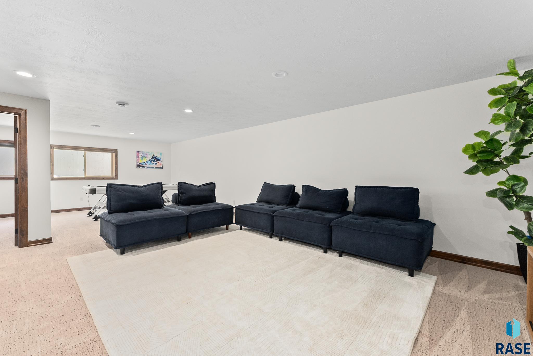 Sioux Falls, South Dakota 57110, United States, 5 Bedrooms Bedrooms, ,3 BathroomsBathrooms,Residential,Active,99050