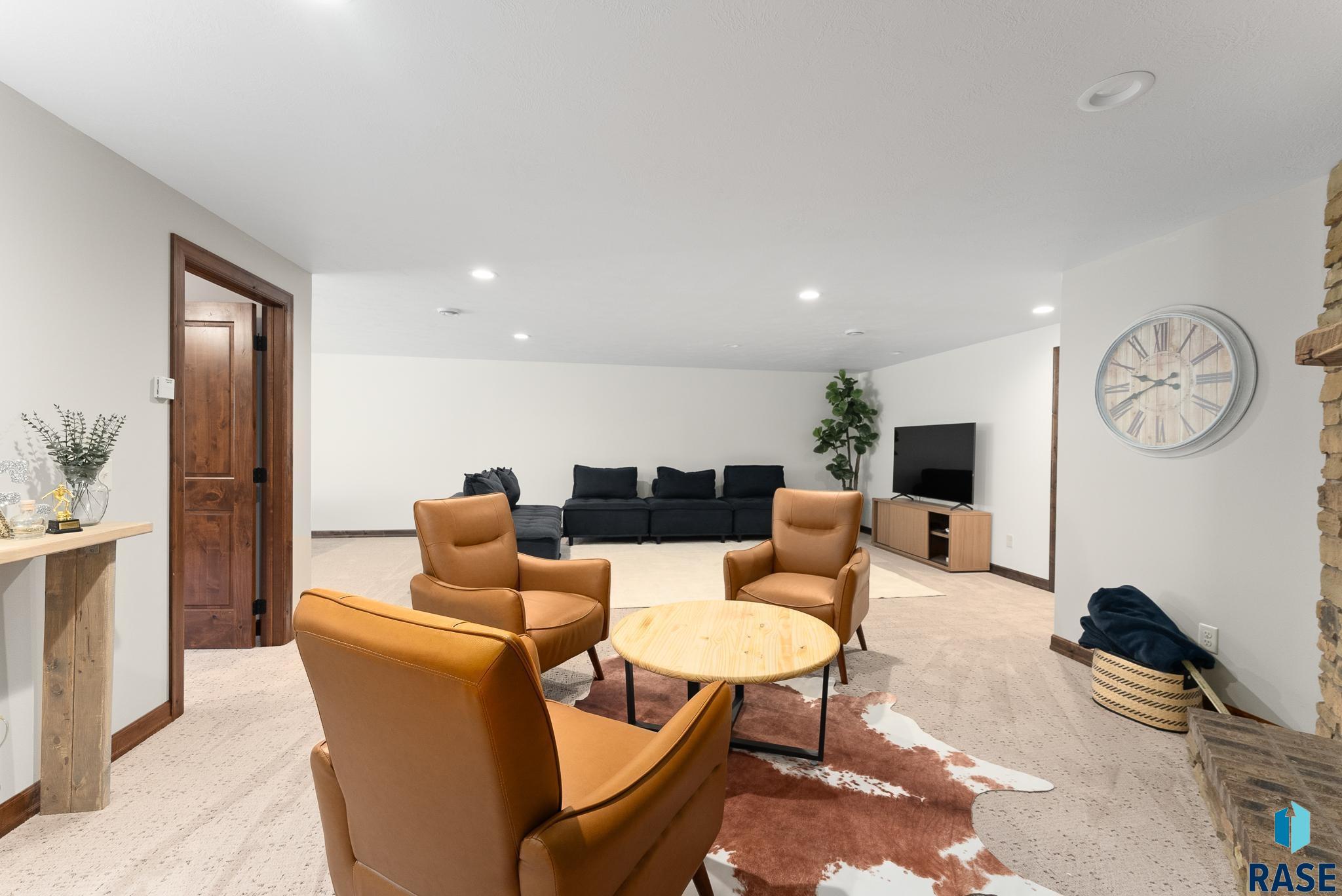 Sioux Falls, South Dakota 57110, United States, 5 Bedrooms Bedrooms, ,3 BathroomsBathrooms,Residential,Active,99050