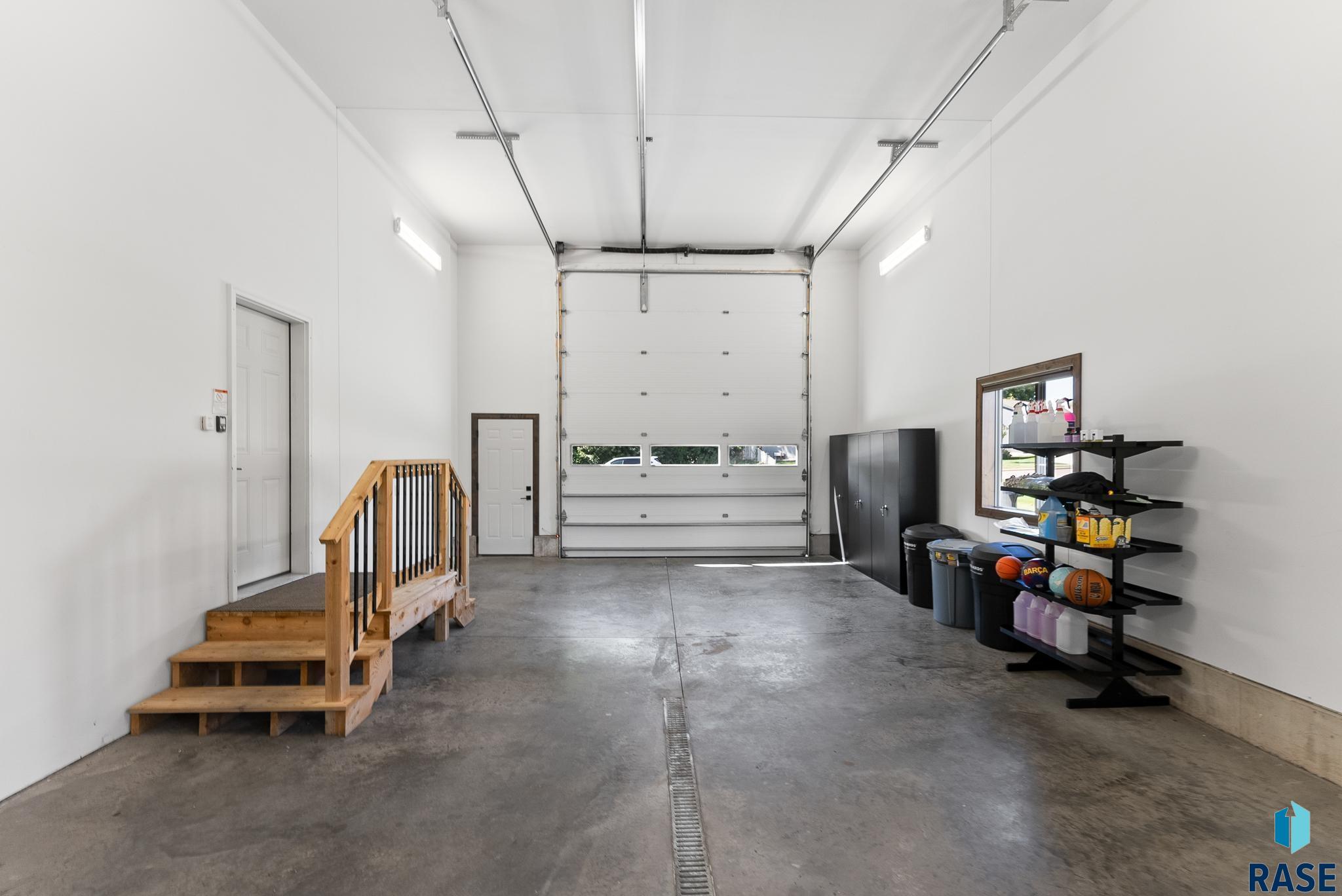 Sioux Falls, South Dakota 57110, United States, 5 Bedrooms Bedrooms, ,3 BathroomsBathrooms,Residential,Active,99050