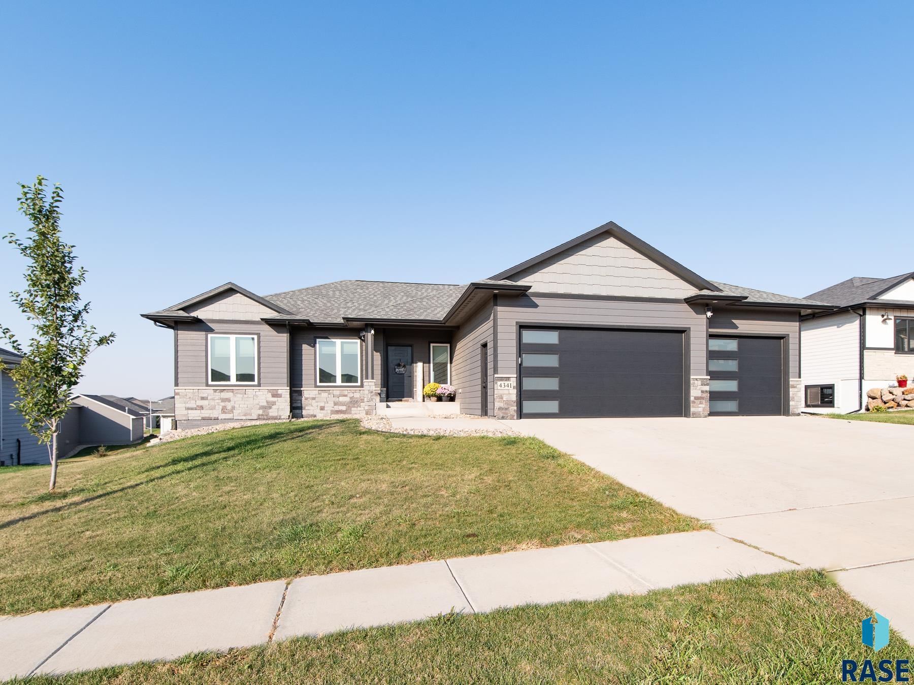 4341 N Knob Hill Ct Court, Sioux Falls, South Dakota image 1