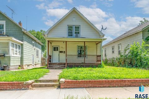 Photo of 710 S Walts Ave, Sioux Falls, SD 57104 (MLS # 22505614)