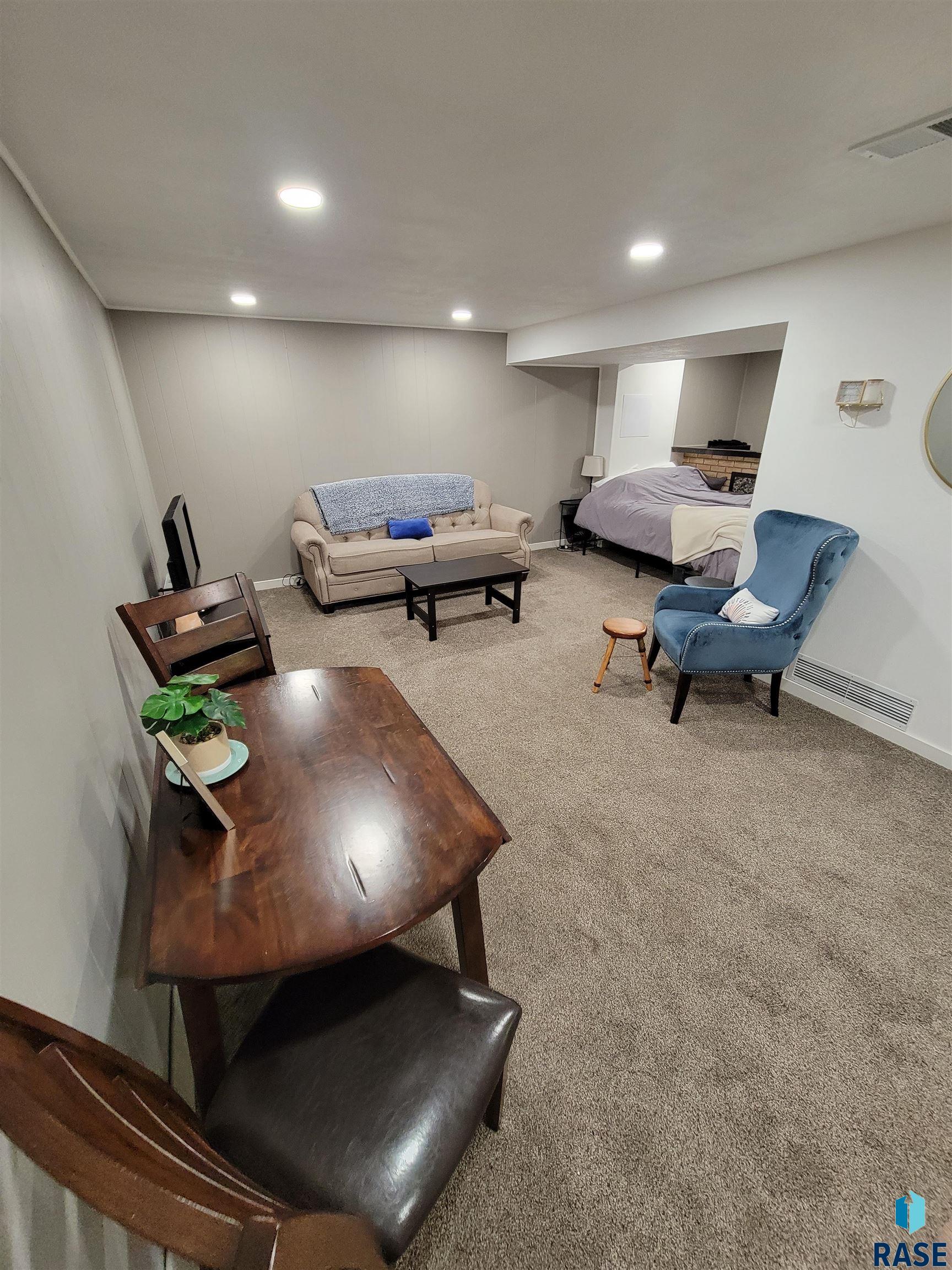 Sioux Falls, South Dakota 57103, United States, 3 Bedrooms Bedrooms, ,2 BathroomsBathrooms,Residential,Contingent,82001