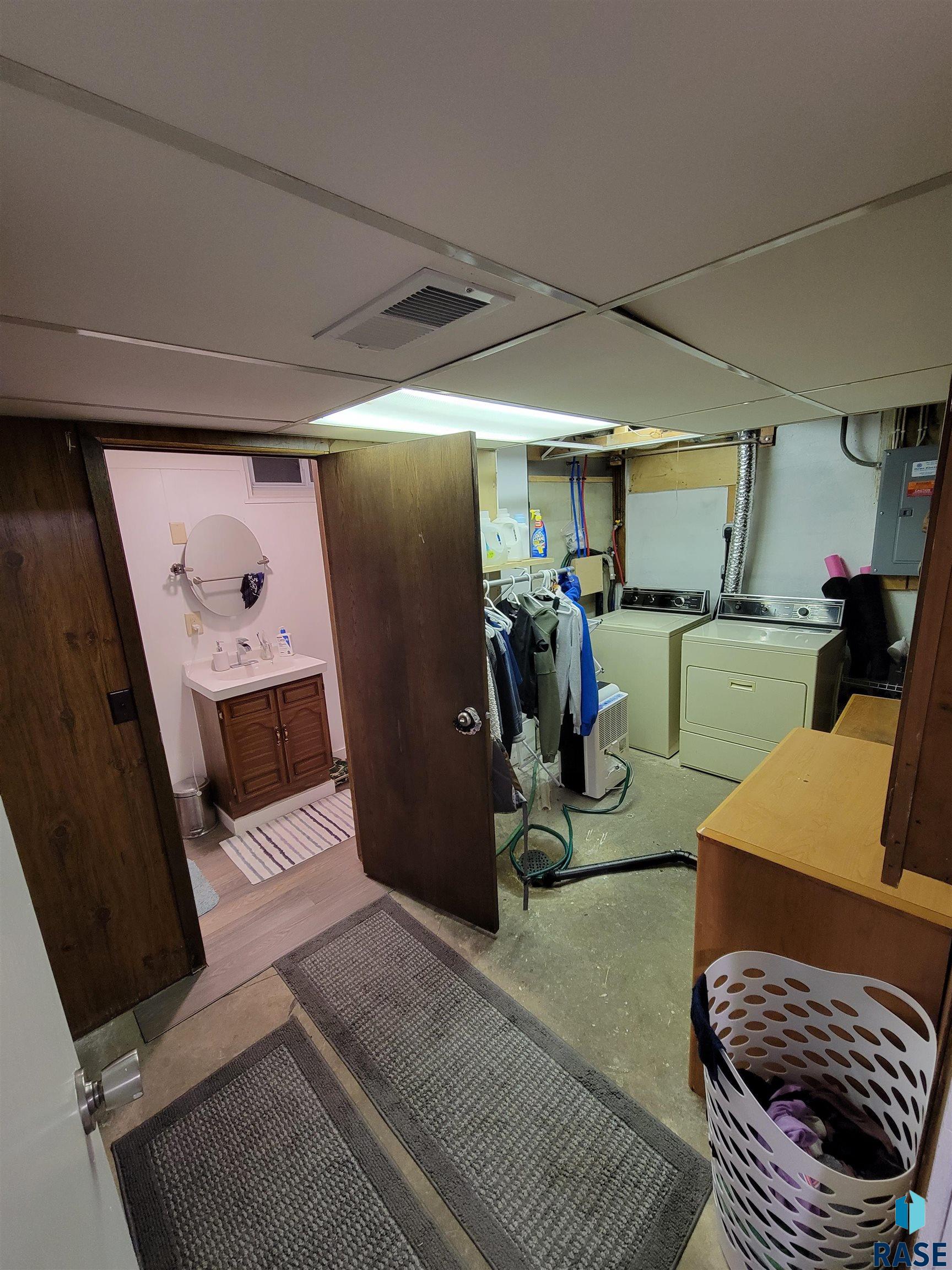 Sioux Falls, South Dakota 57103, United States, 3 Bedrooms Bedrooms, ,2 BathroomsBathrooms,Residential,Contingent,82001