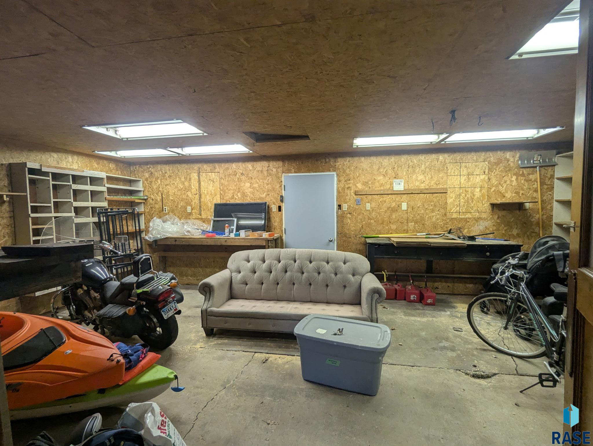 Sioux Falls, South Dakota 57103, United States, 3 Bedrooms Bedrooms, ,2 BathroomsBathrooms,Residential,Contingent,82001