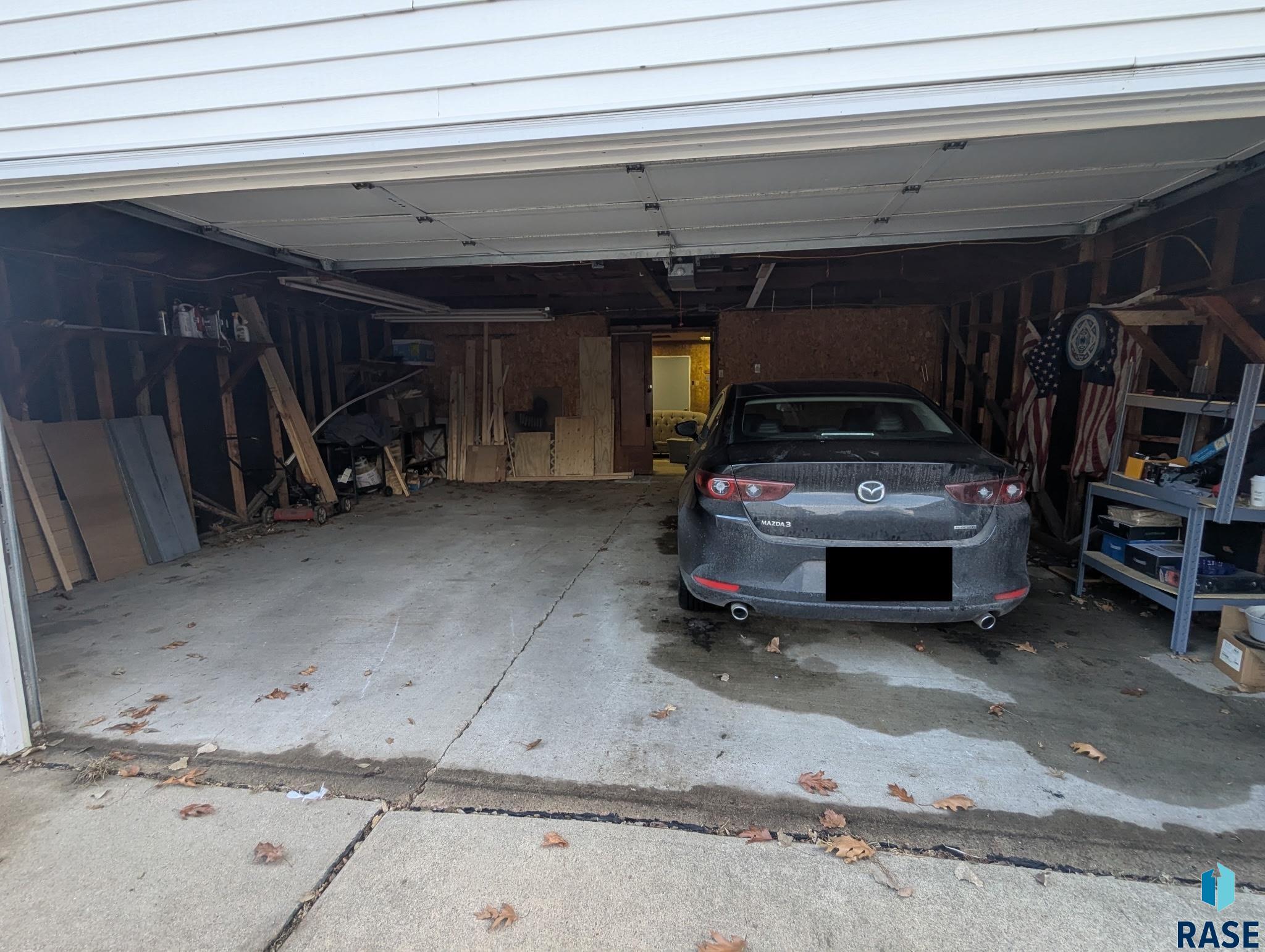 Sioux Falls, South Dakota 57103, United States, 3 Bedrooms Bedrooms, ,2 BathroomsBathrooms,Residential,Contingent,82001