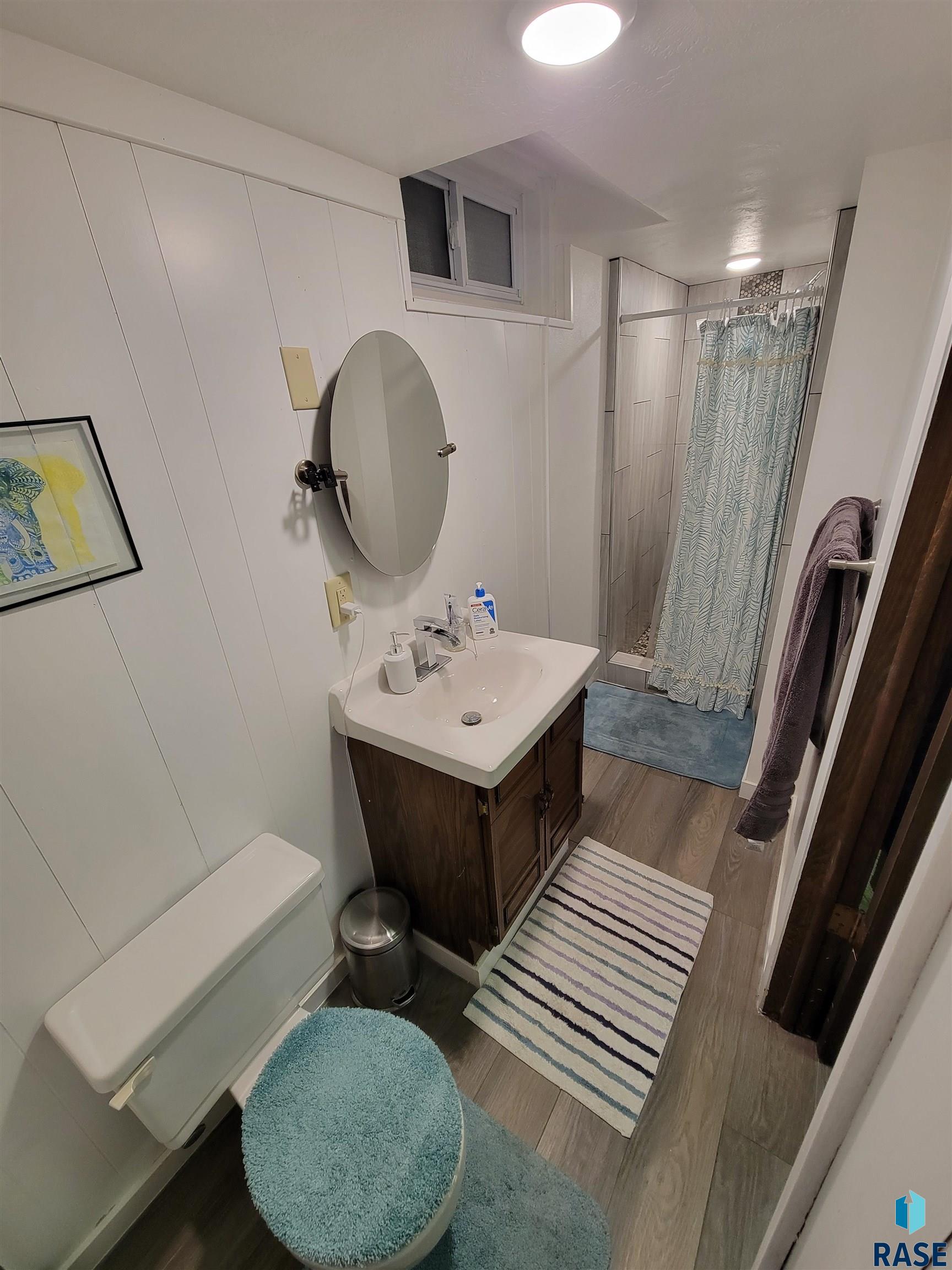 Sioux Falls, South Dakota 57103, United States, 3 Bedrooms Bedrooms, ,2 BathroomsBathrooms,Residential,Contingent,82001