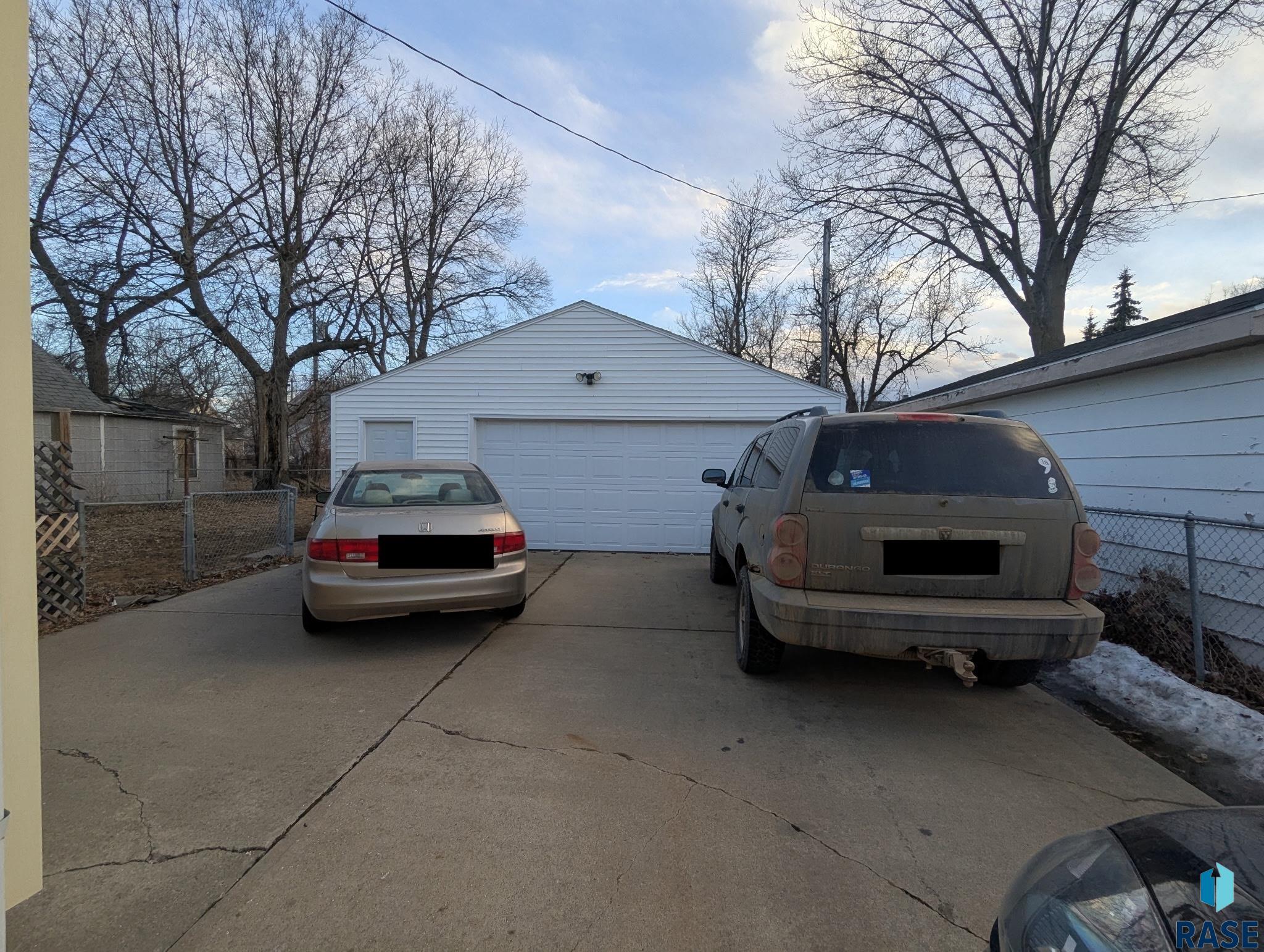 Sioux Falls, South Dakota 57103, United States, 3 Bedrooms Bedrooms, ,2 BathroomsBathrooms,Residential,Contingent,82001