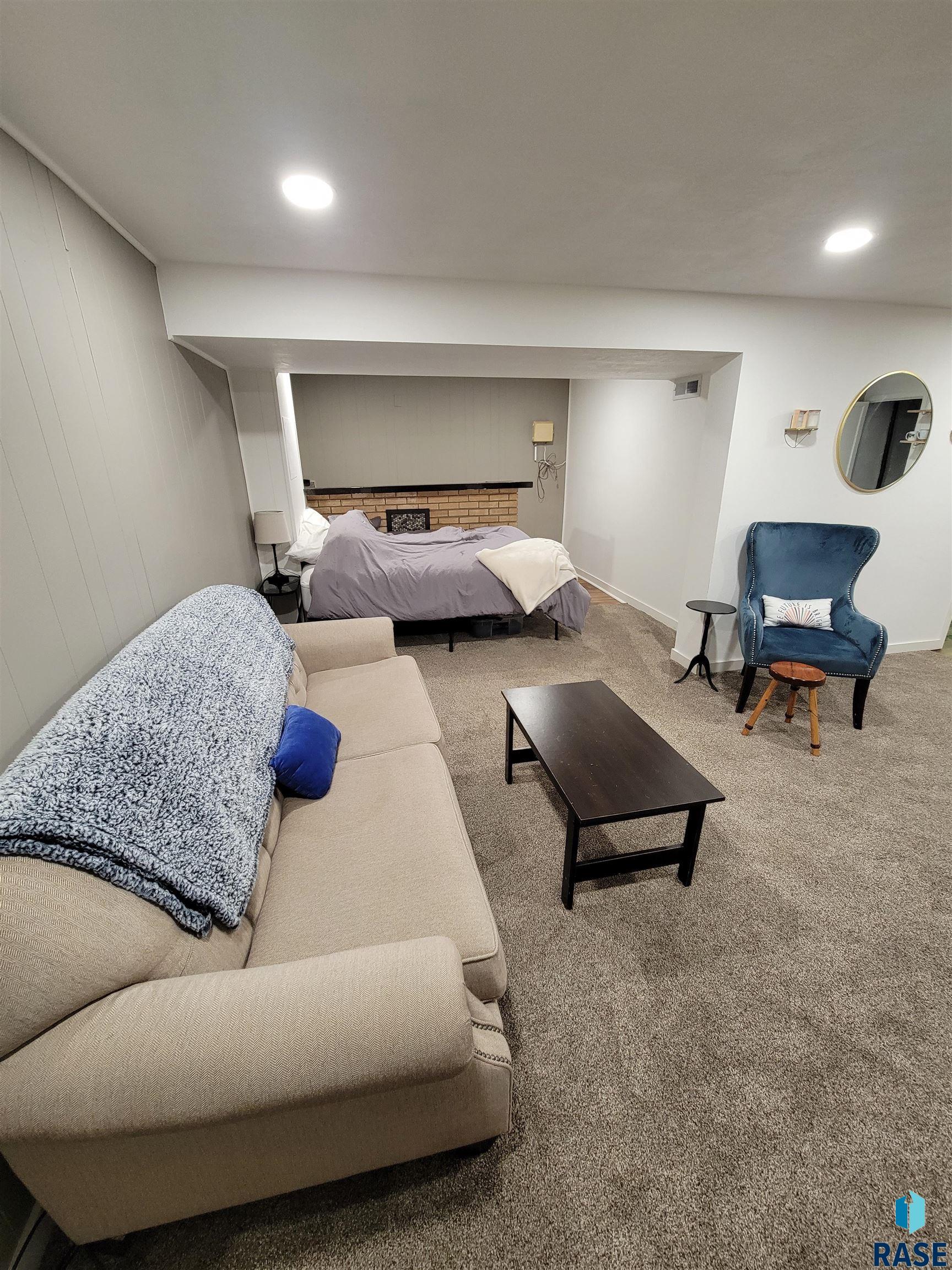 Sioux Falls, South Dakota 57103, United States, 3 Bedrooms Bedrooms, ,2 BathroomsBathrooms,Residential,Contingent,82001