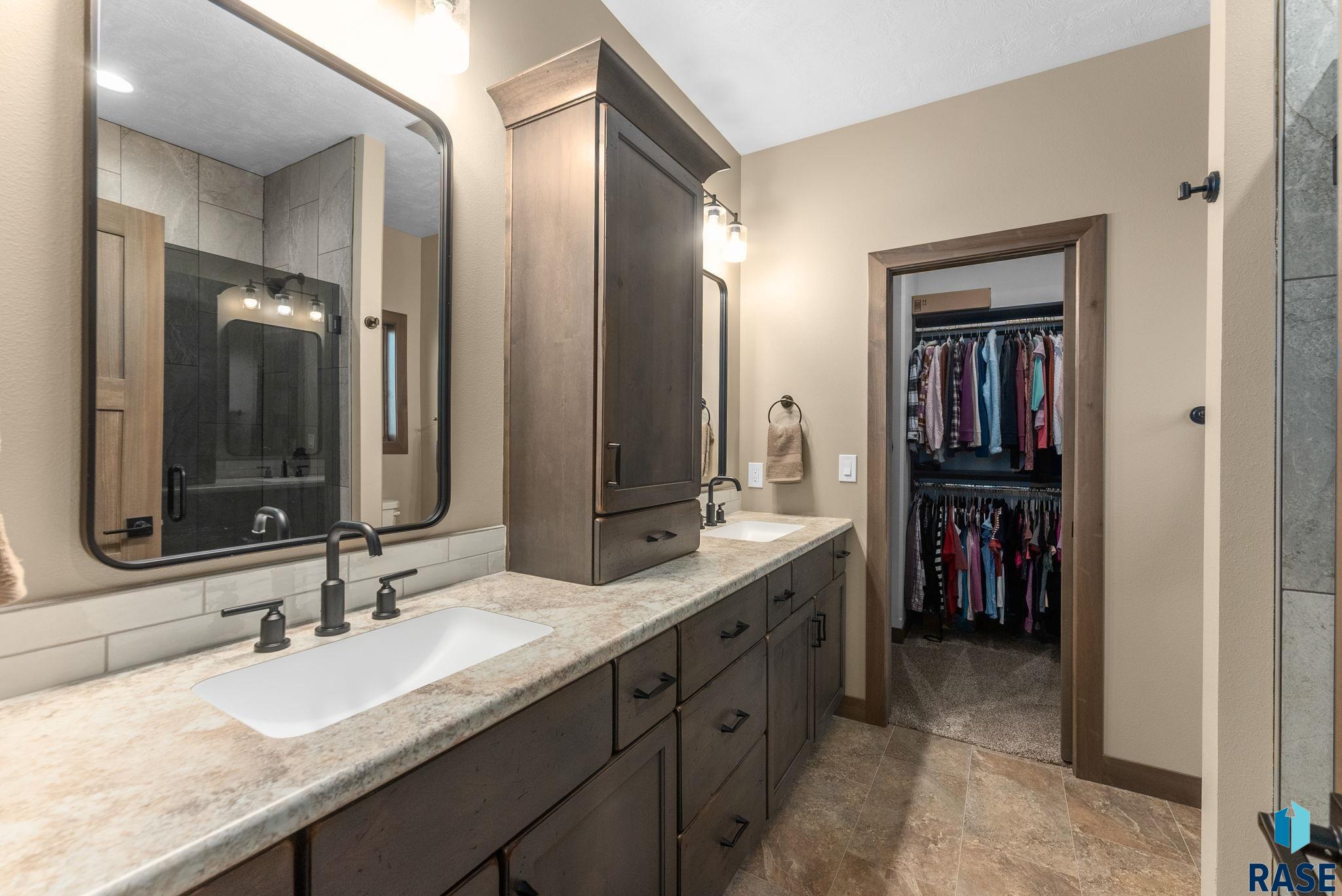 Sioux Falls, South Dakota 57108, United States, 5 Bedrooms Bedrooms, ,3 BathroomsBathrooms,Residential,Active,166865